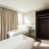 Bright twin hotel room with contemporary design in London, perfect for relaxation.
