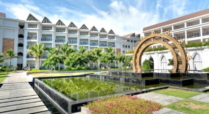 Elegant resort featuring a decorative fountain, lush gardens, and stunning architecture, perfect for relaxation.