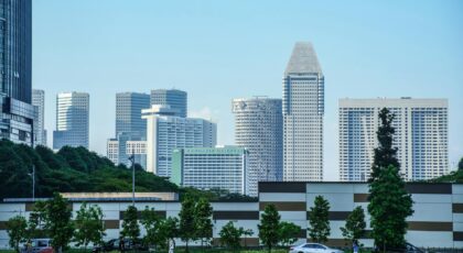 View of Singapore's iconic skyline featuring modern skyscrapers and lush greenery.