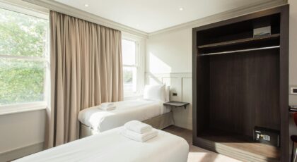Bright twin hotel room with contemporary design in London, perfect for relaxation.